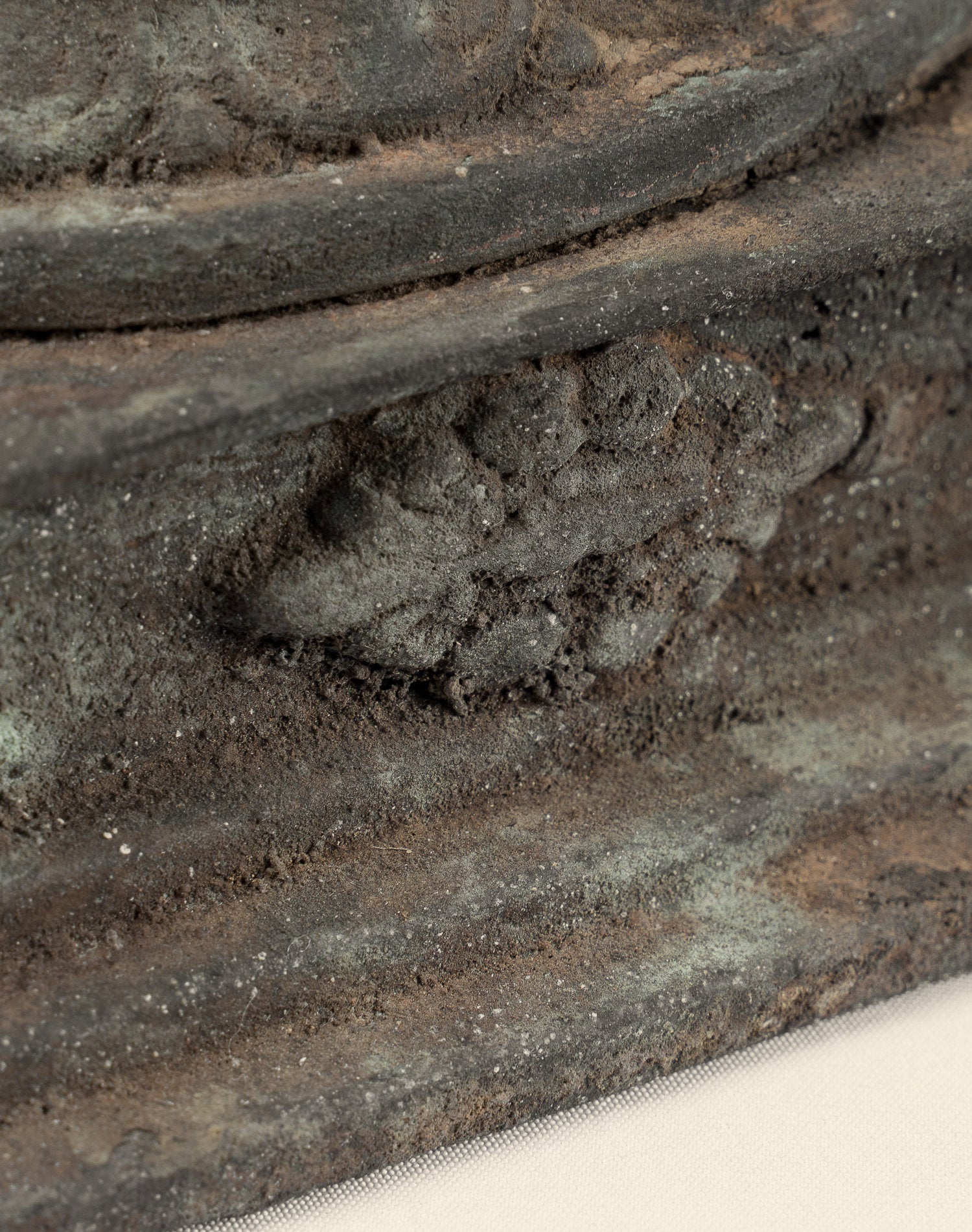 Statue antique de Bouddha Amitabha javanais en bronze assis de style indonésien - 23 cm/9"