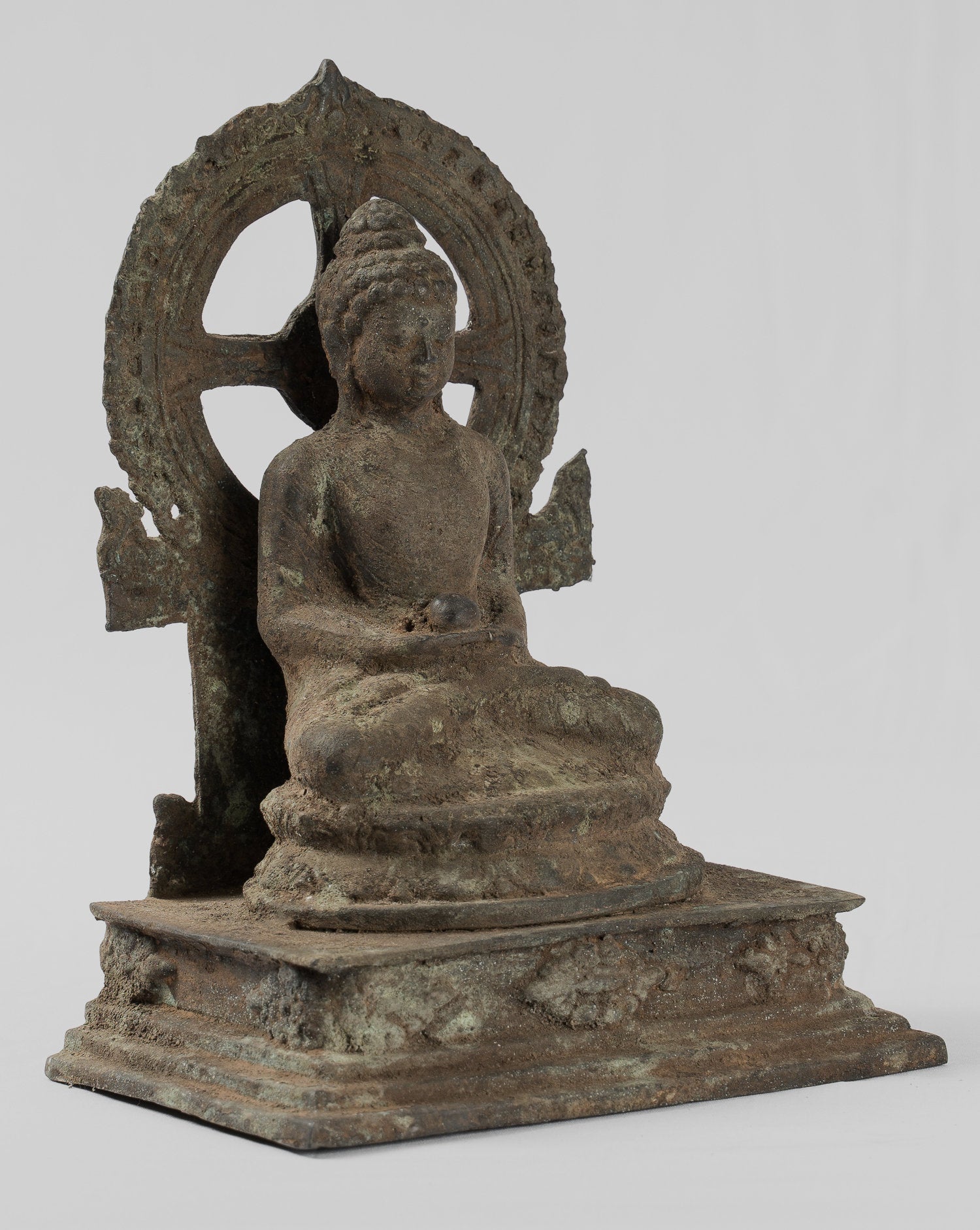 Statue antique de Bouddha Amitabha javanais en bronze assis de style indonésien - 23 cm/9"