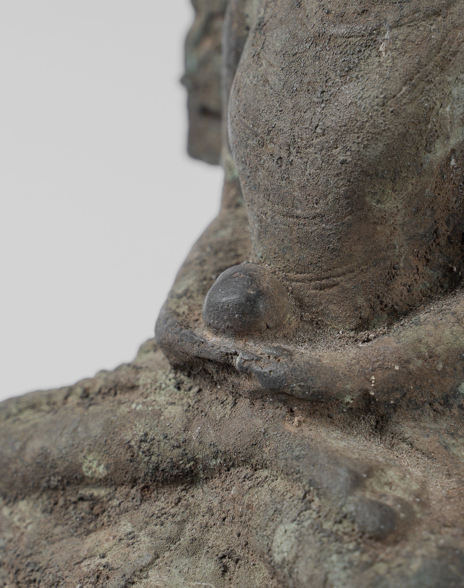 Statue antique de Bouddha Amitabha javanais en bronze assis de style indonésien - 23 cm/9"