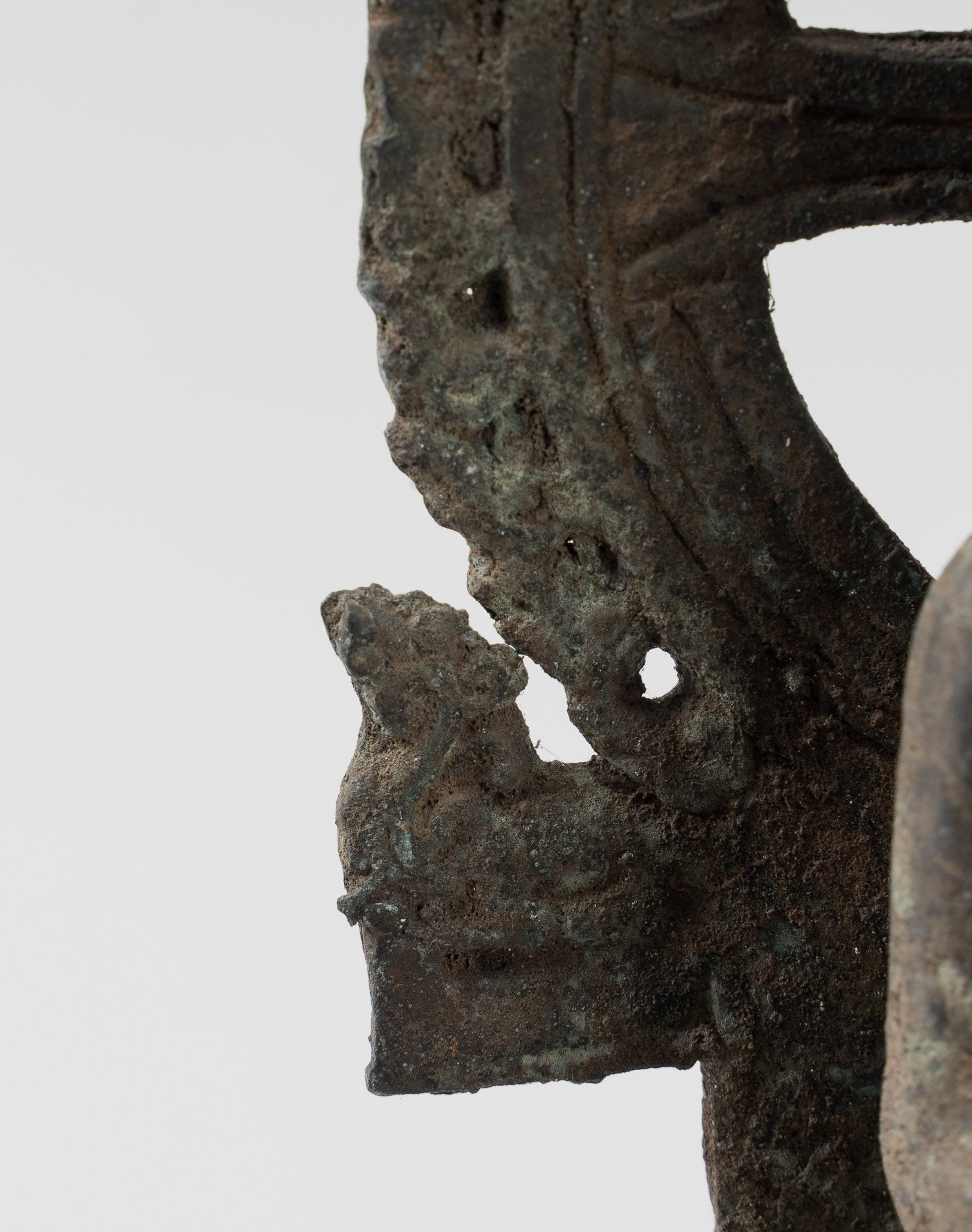 Statue antique de Bouddha Amitabha javanais en bronze assis de style indonésien - 23 cm/9"