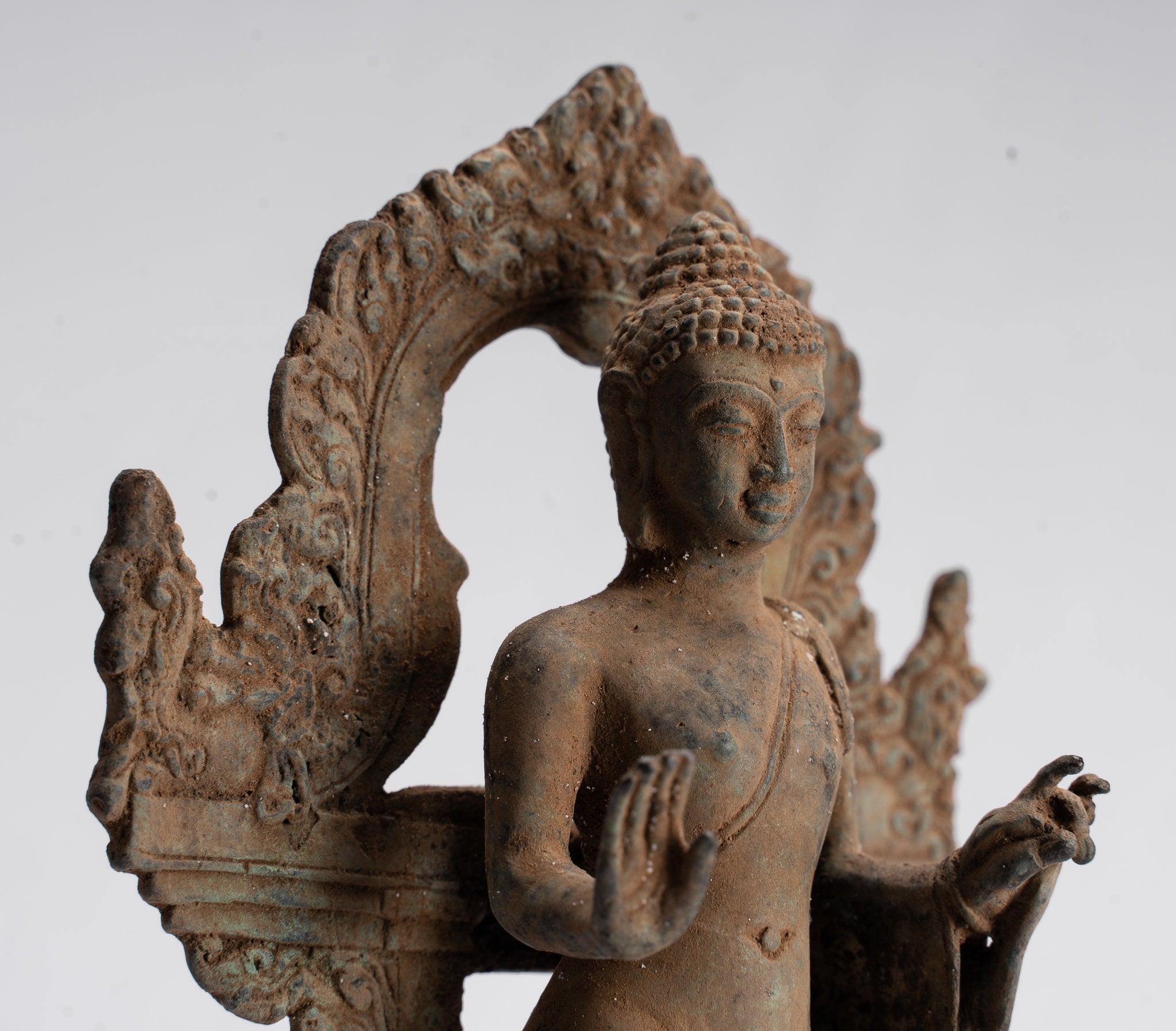 Buddha-Statue – Antike javanische stehende Schutz-Buddha-Statue im indonesischen Stil – 27 cm/11 Zoll