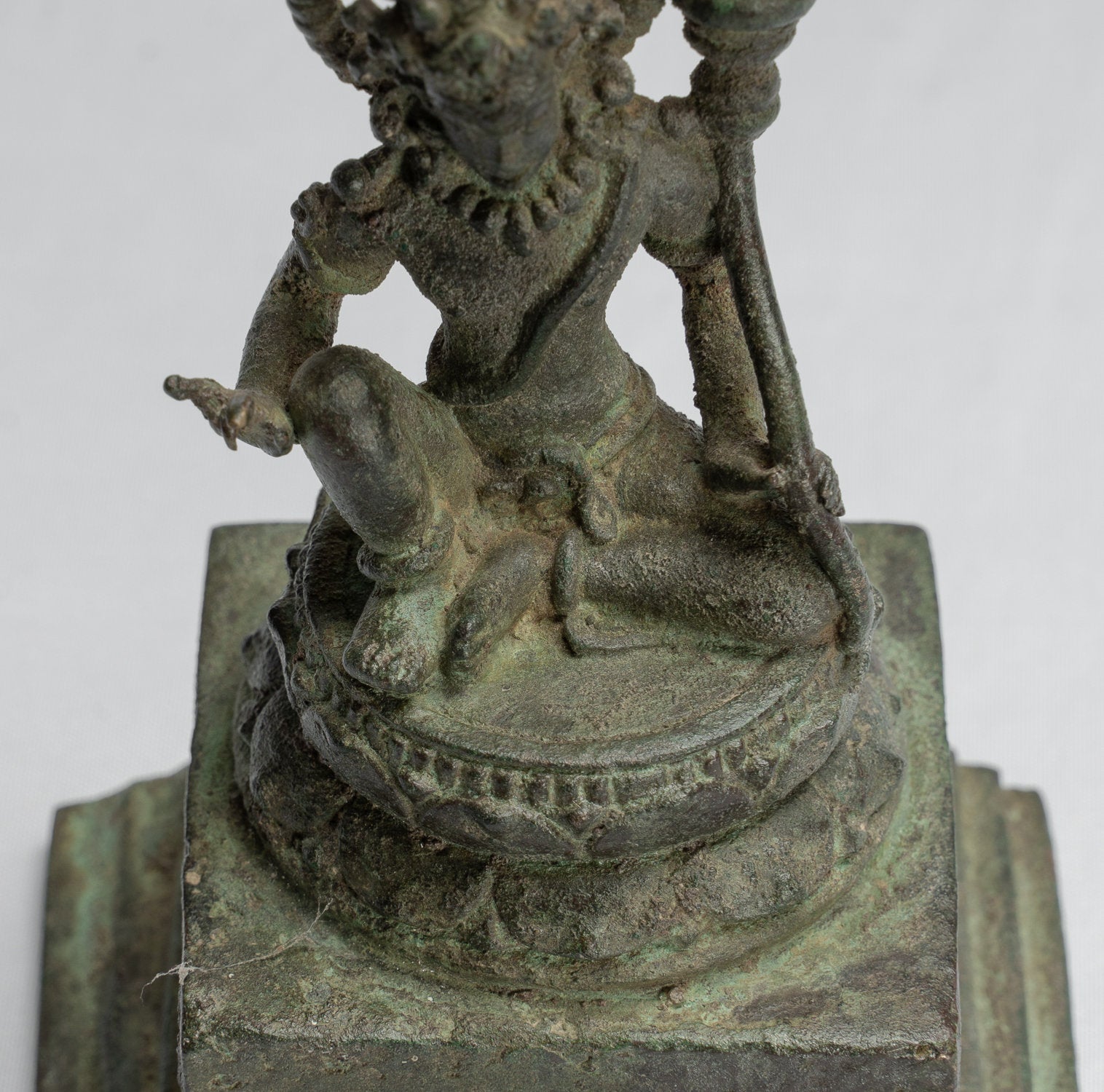 Tara-Statue – antike Majapahit-Sitzende Bronze-Devi-Tara-Statue im Java-Stil – 12 cm.