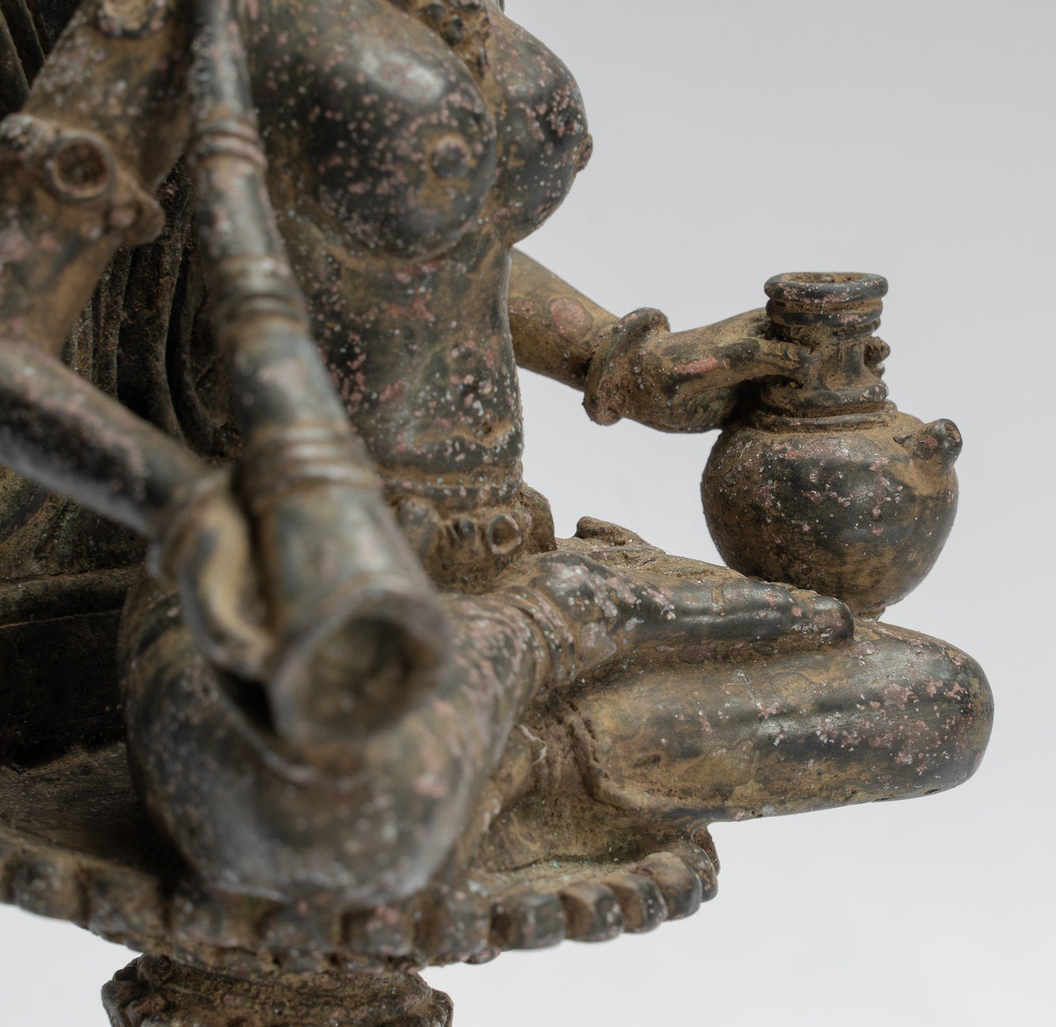 Tara-Statue – antike Java-Stil Majapahit sitzende Bronze-Devi-Tara-Statue – 24 cm/25,4 cm