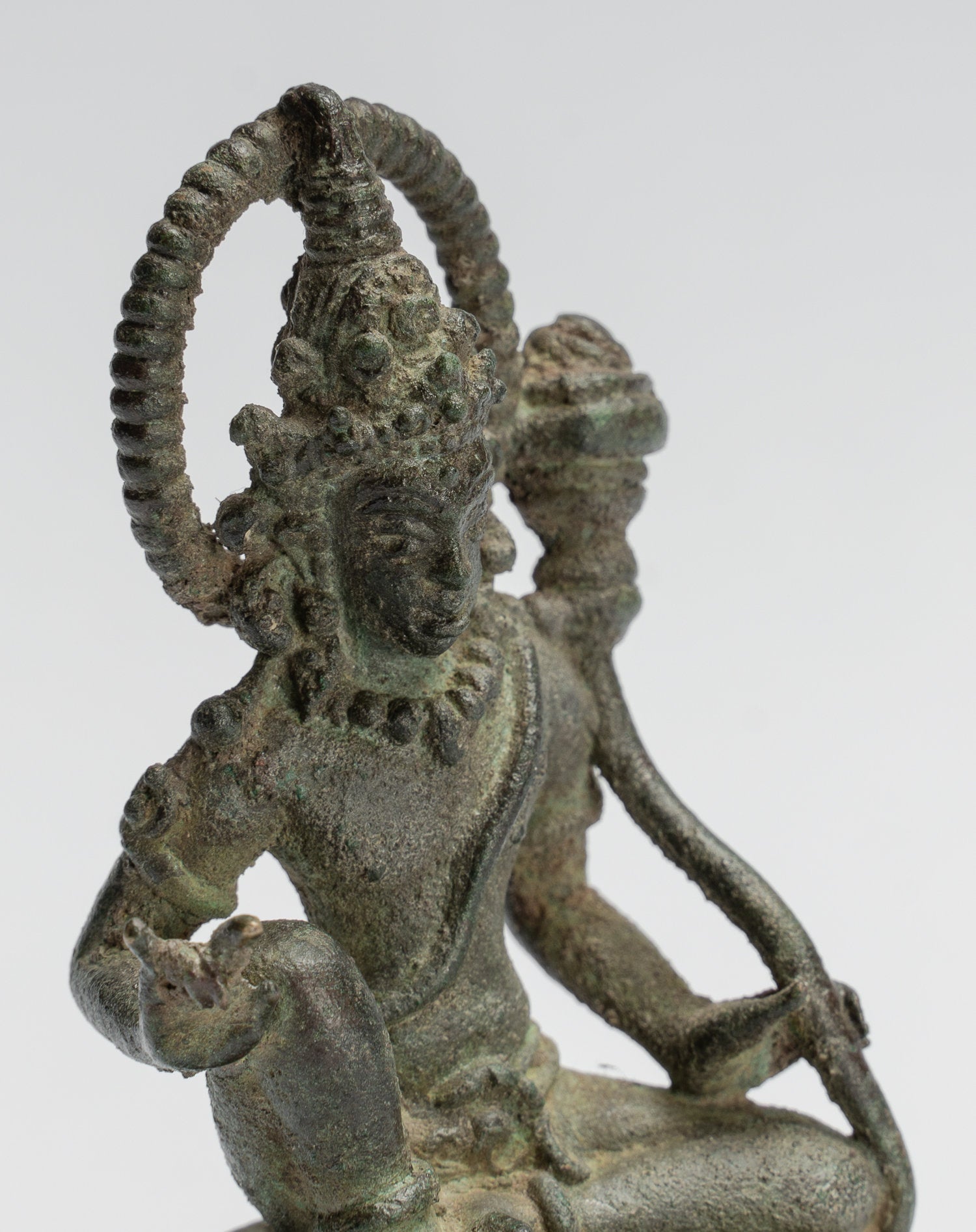 Tara-Statue – antike Majapahit-Sitzende Bronze-Devi-Tara-Statue im Java-Stil – 12 cm.