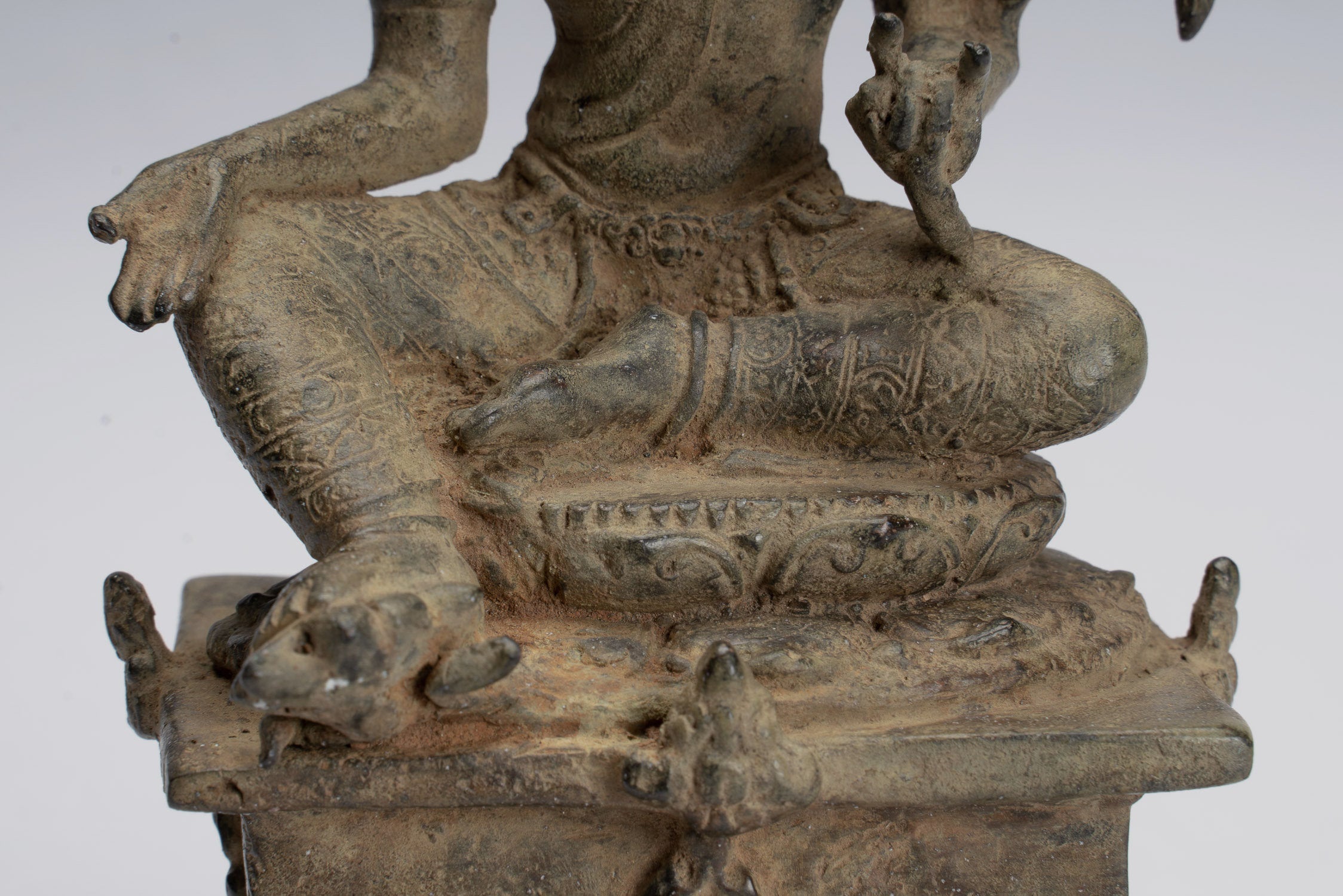 Statue de Tara – Statue antique de style Java Majapahit assise en bronze Devi Tara – 18 cm/7"