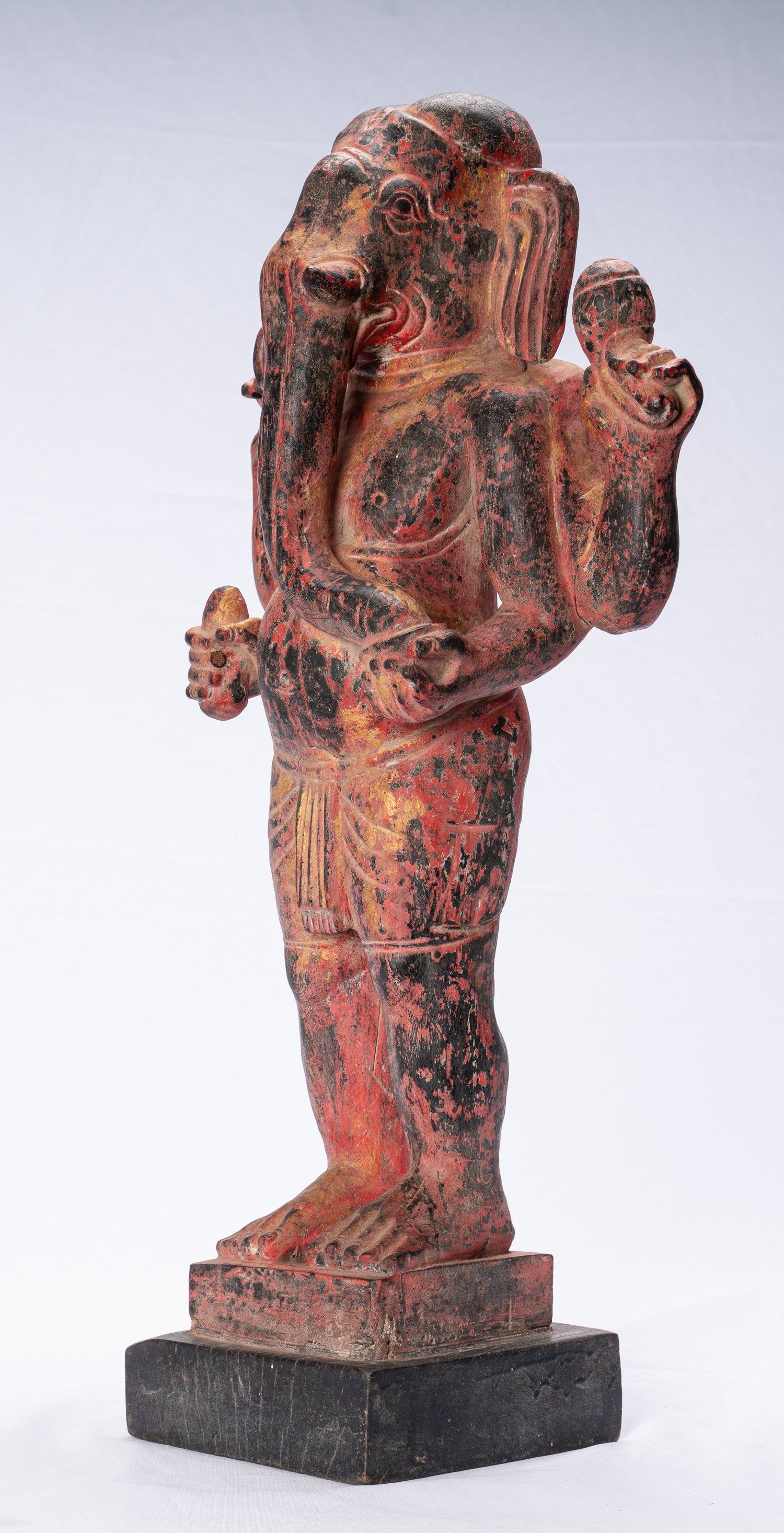 Ganesha-Statue – stehende Ganesha-Statue aus rotem Khmer-Holz im antiken Bayon-Stil – 59 cm.