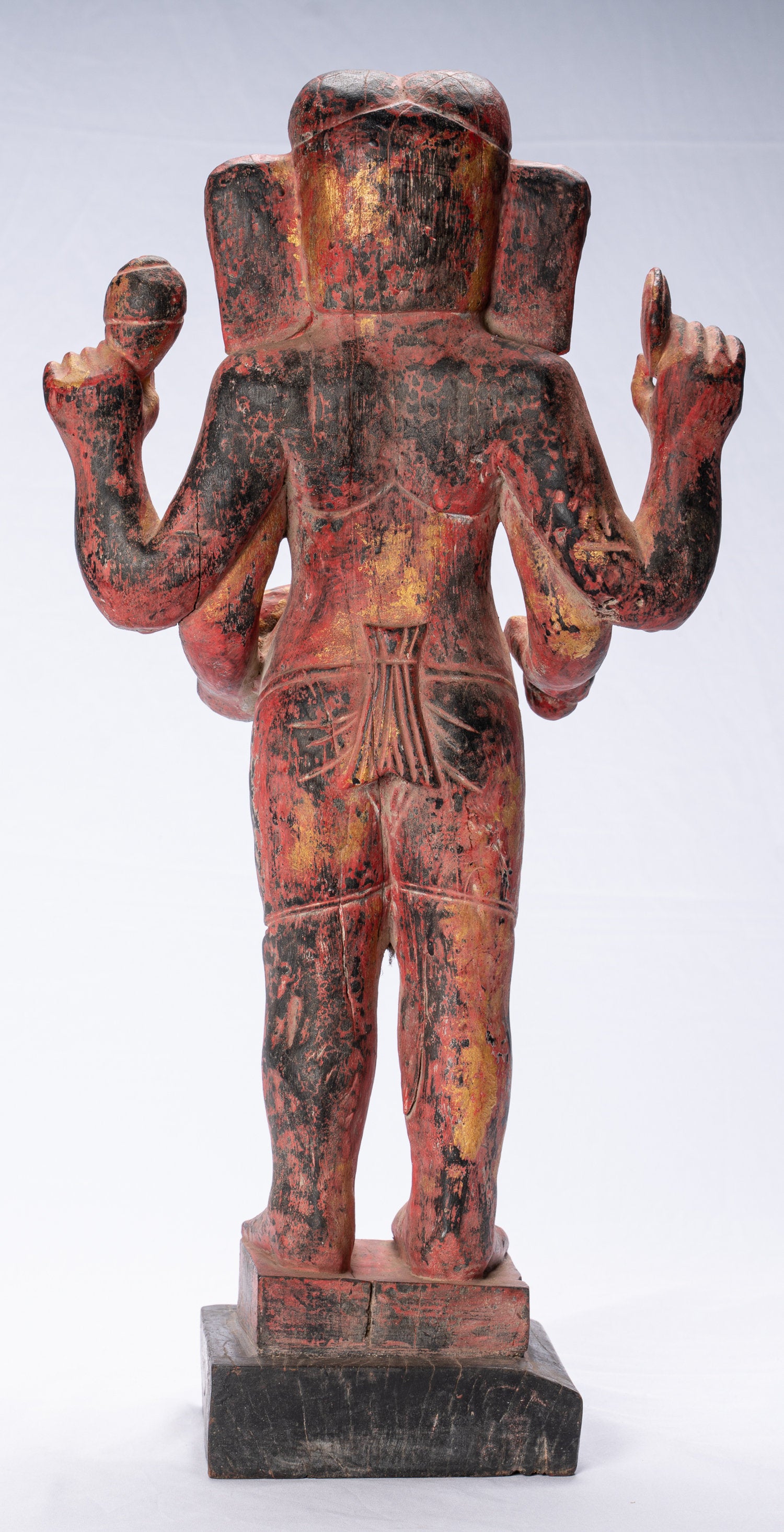 Ganesha-Statue – stehende Ganesha-Statue aus rotem Khmer-Holz im antiken Bayon-Stil – 59 cm.