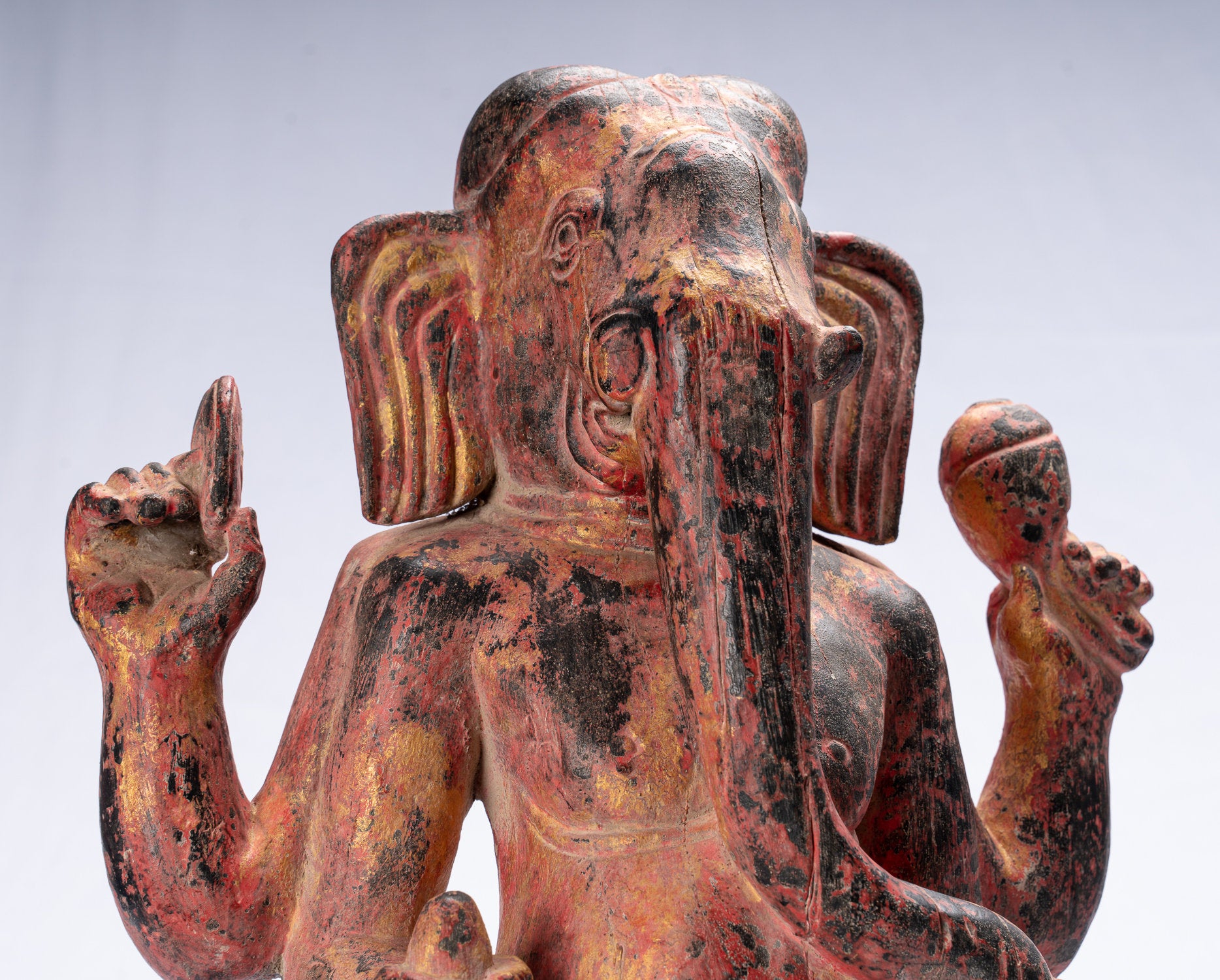 Ganesha-Statue – stehende Ganesha-Statue aus rotem Khmer-Holz im antiken Bayon-Stil – 59 cm.