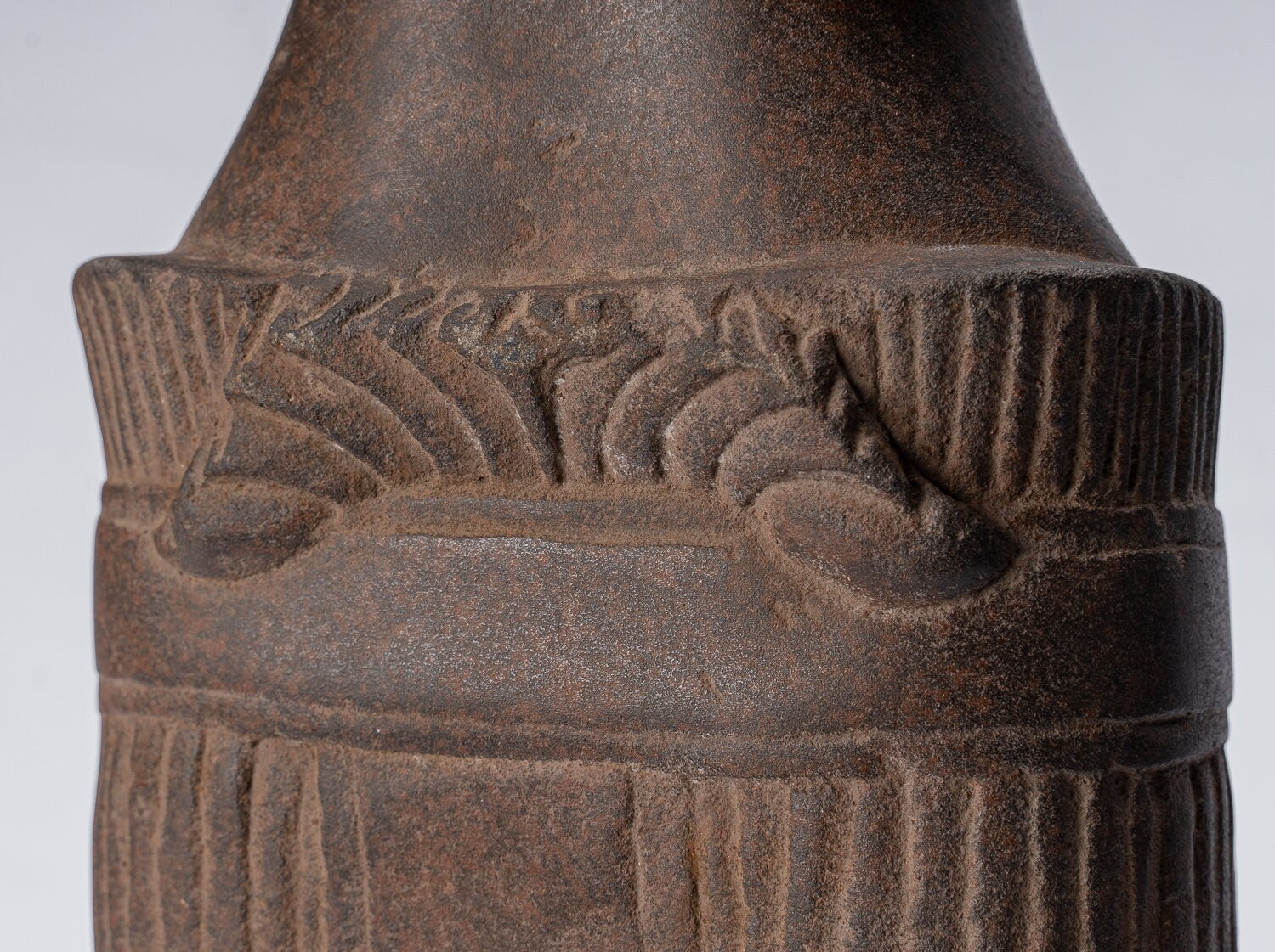 Vishnu-Statue – antiker, stehend montierter Vishnu-Torso aus Sandstein im Stil des 10. Jahrhunderts – 80 cm