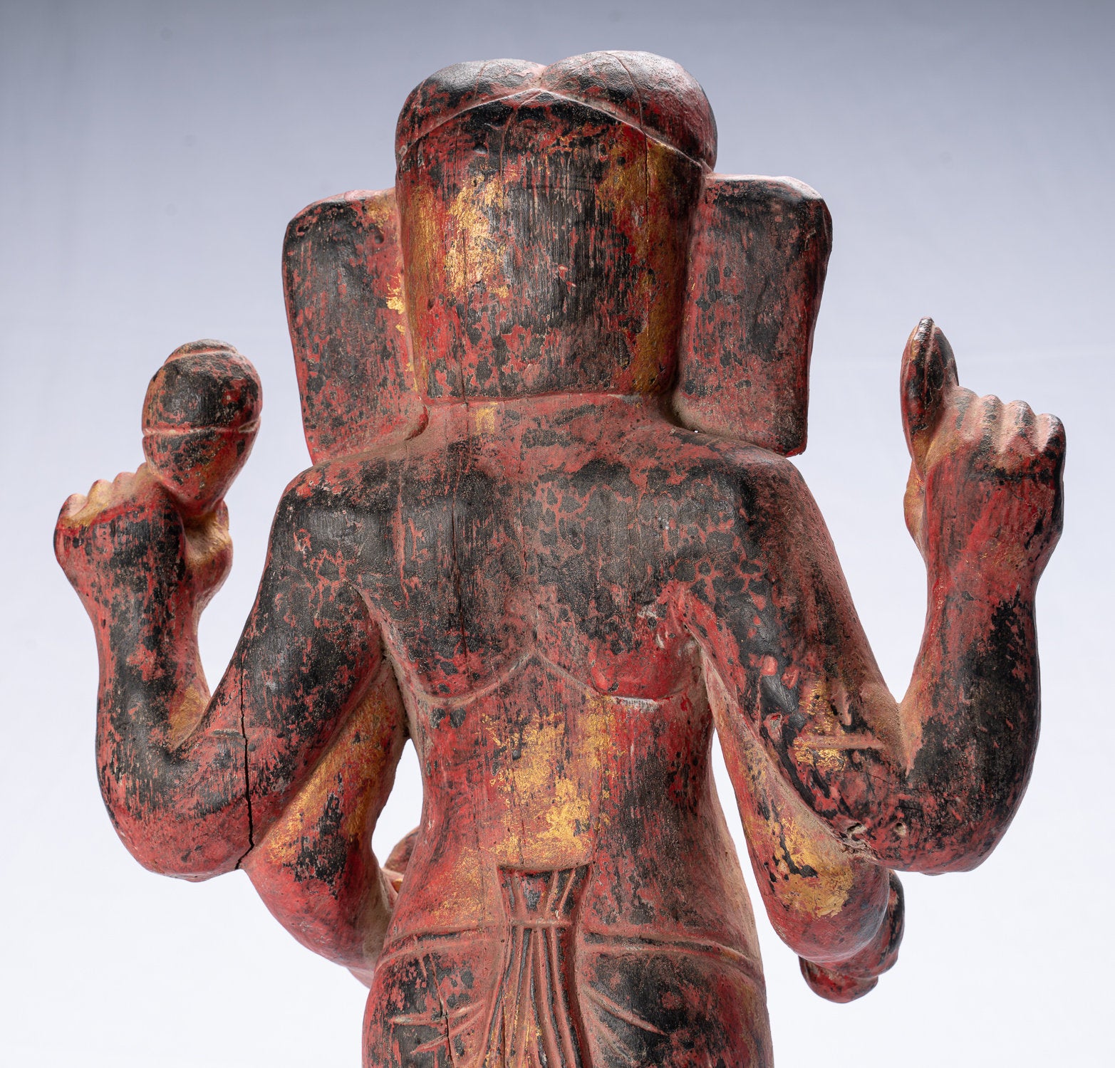 Ganesha-Statue – stehende Ganesha-Statue aus rotem Khmer-Holz im antiken Bayon-Stil – 59 cm.