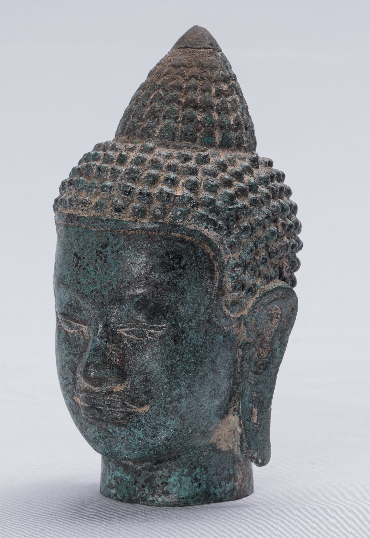 Buddha-Statue – freistehender Bronze-Buddha-Kopf im antiken Khmer-Stil – 14 cm.