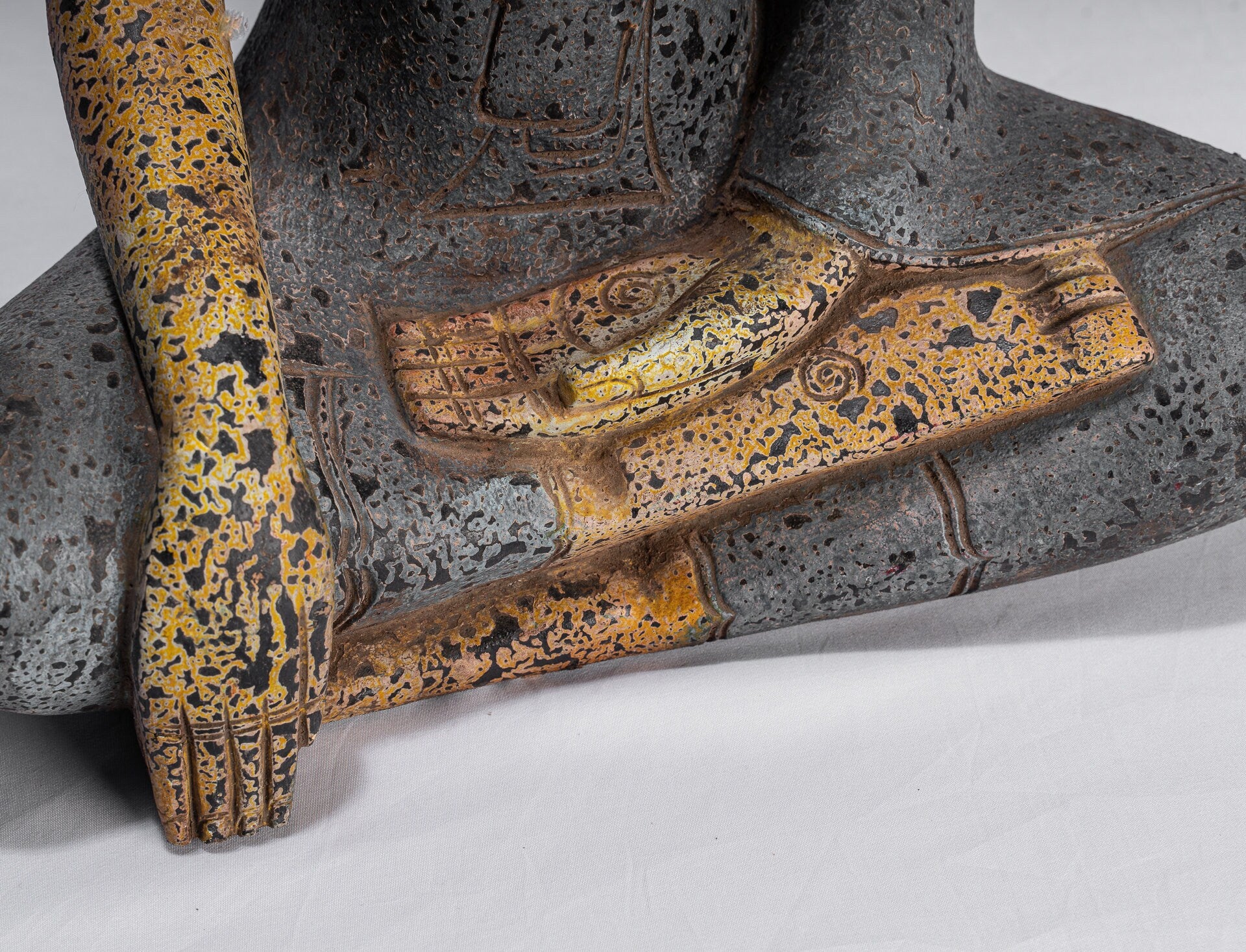 Statue de Bouddha - Statue de Bouddha des Lumières en bois assis de style khmer antique d'Asie du Sud-Est - 45 cm/18"