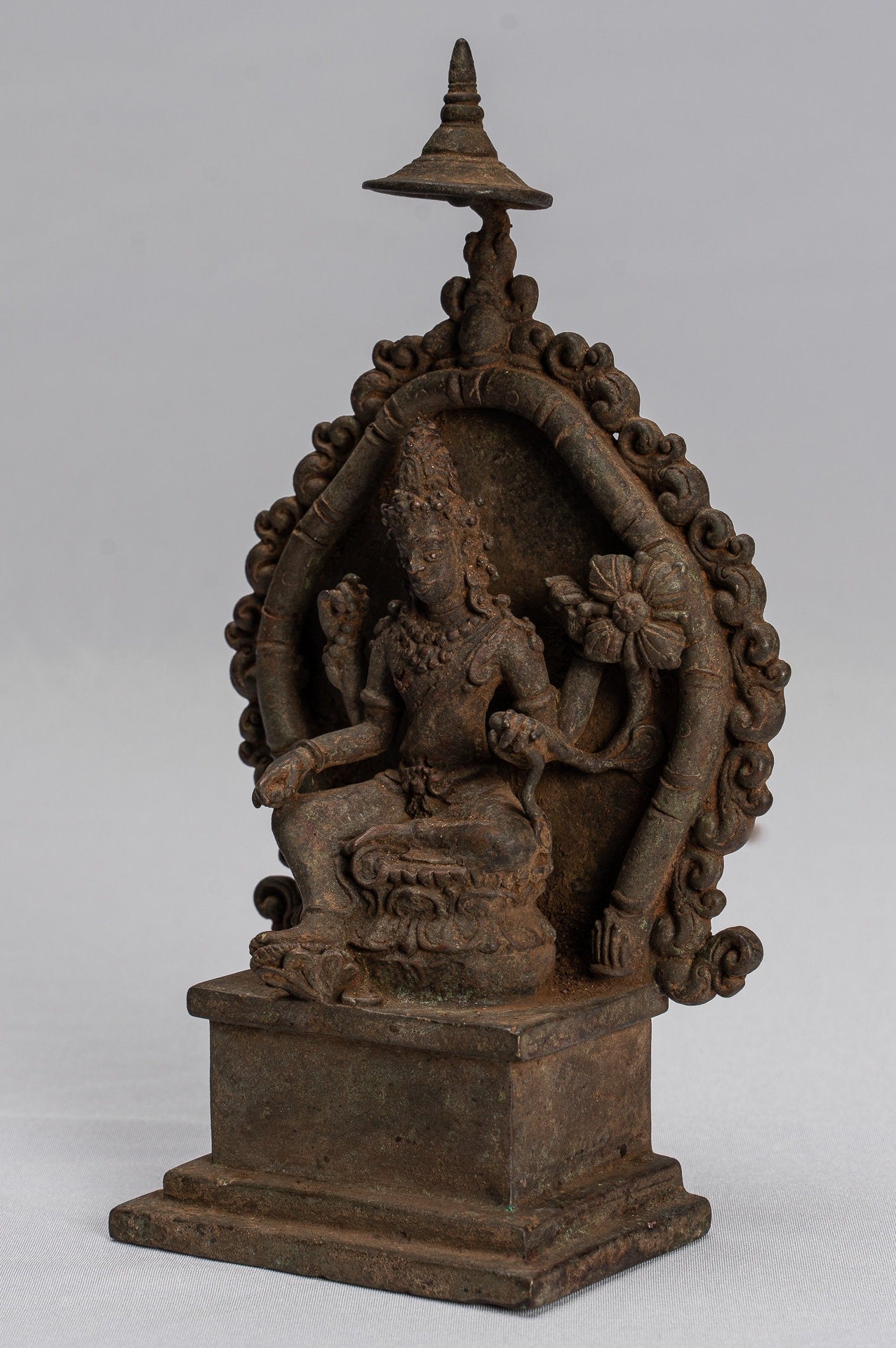 Statue de Tara - ancienne statue indonésienne majapatit assise en bronze Devi Tara - 18cm / 7 "