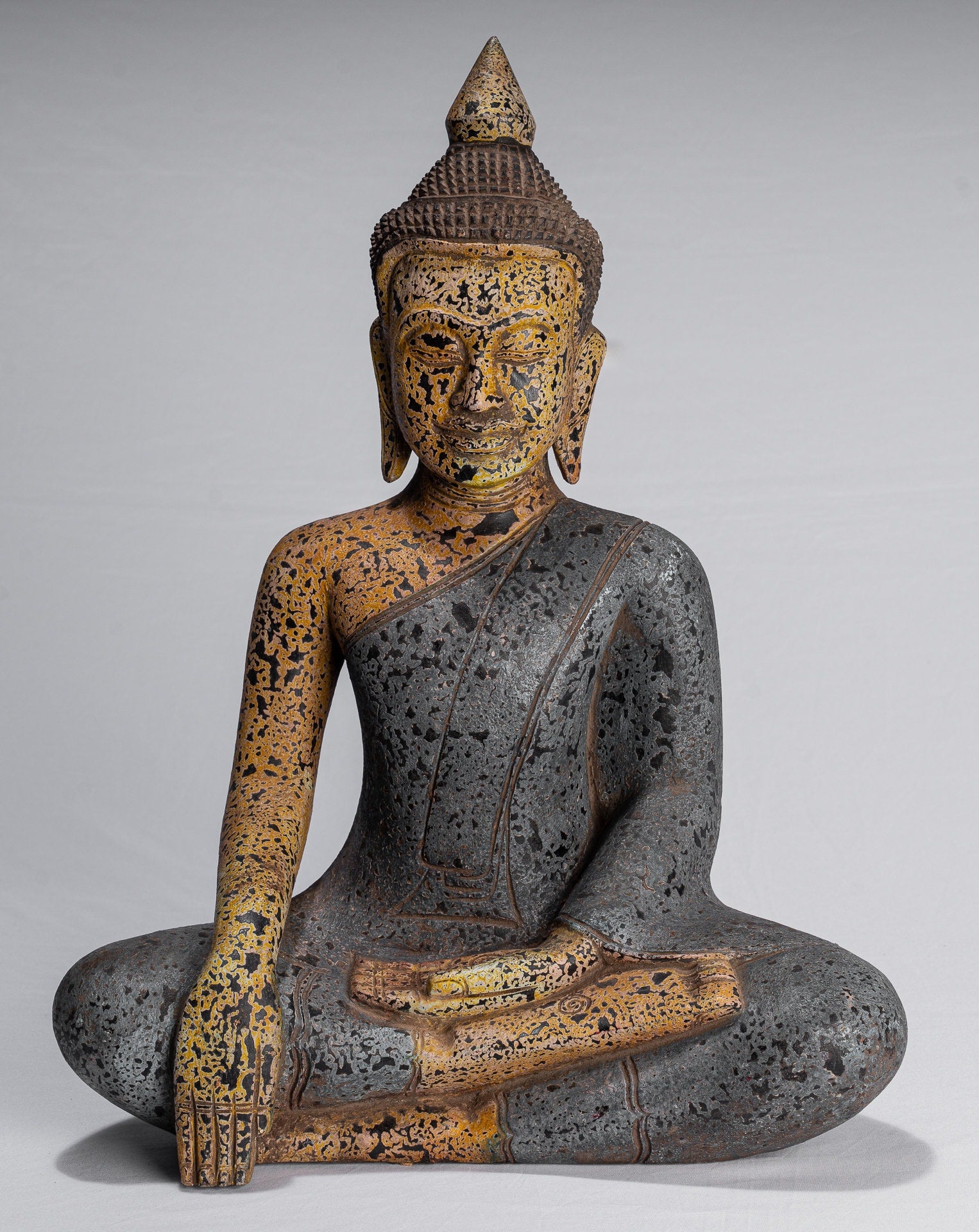 Statue de Bouddha - Statue de Bouddha des Lumières en bois assis de style khmer antique d'Asie du Sud-Est - 45 cm/18"