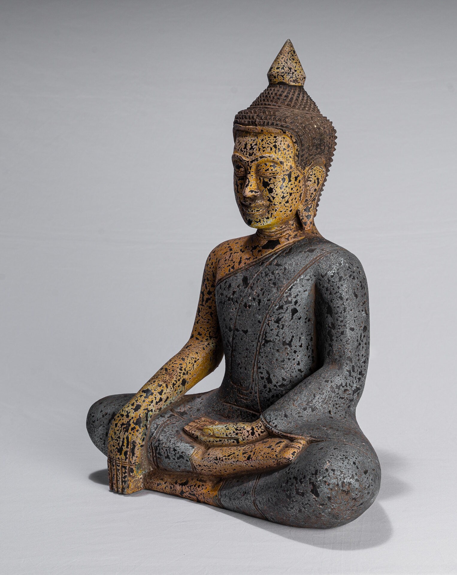 Statue de Bouddha - Statue de Bouddha des Lumières en bois assis de style khmer antique d'Asie du Sud-Est - 45 cm/18"