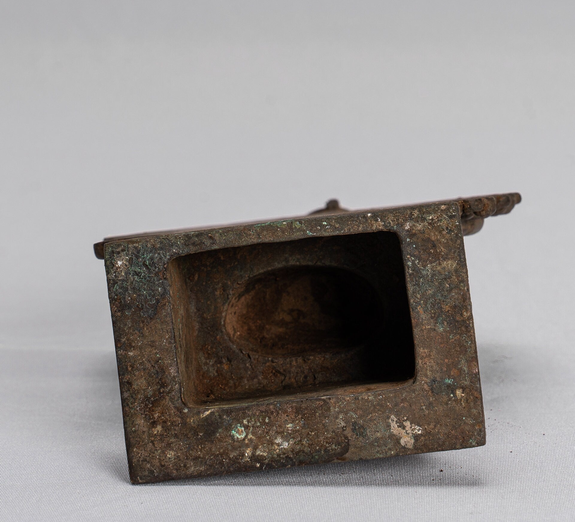 Statue de Tara - ancienne statue indonésienne majapatit assise en bronze Devi Tara - 18cm / 7 "